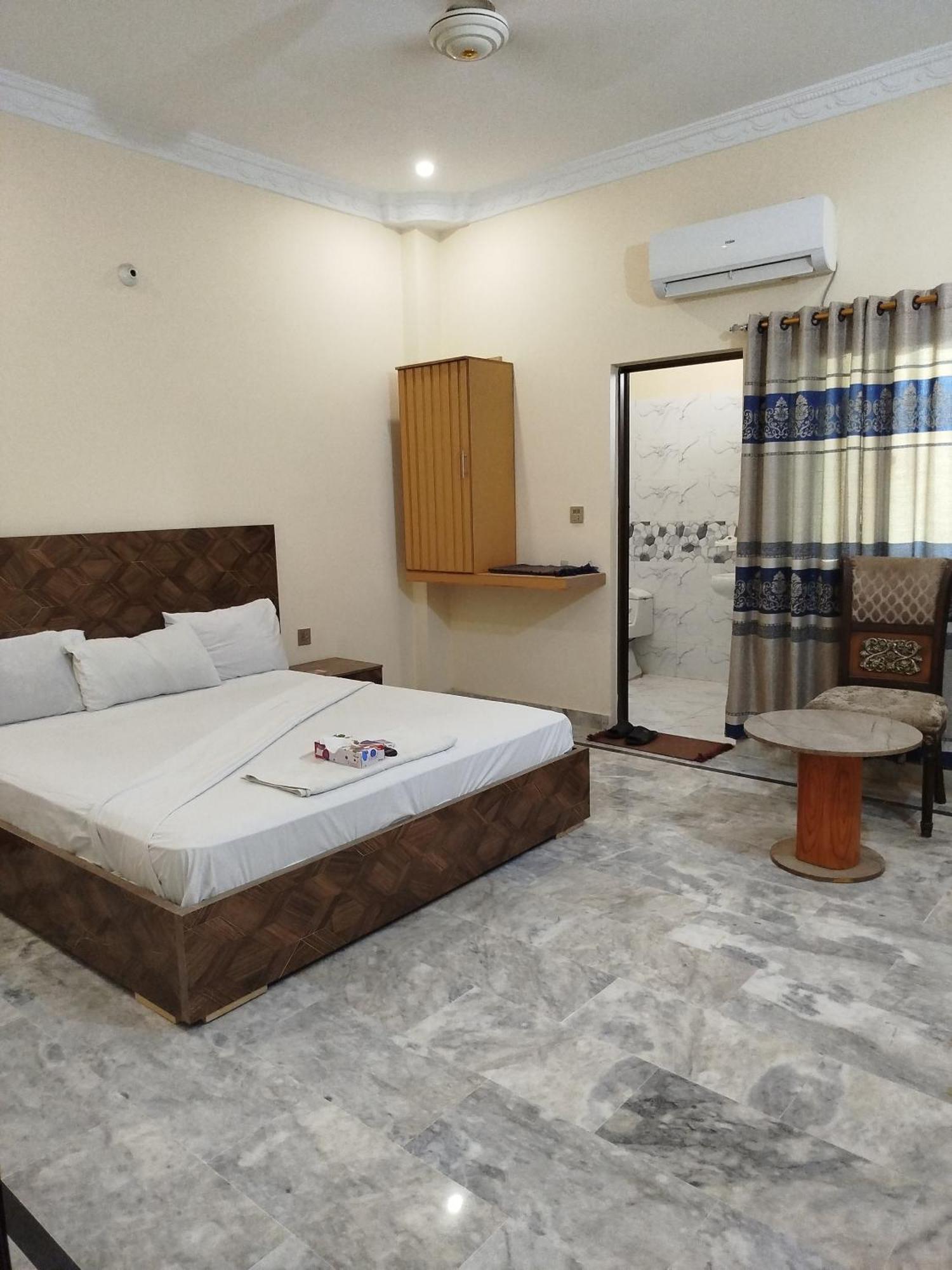 Hotel Crown Plaza, Near Karachi Airport, Darul Sehat Hospital, Dow, Agha Khan And Liaqat Hospital Екстериор снимка